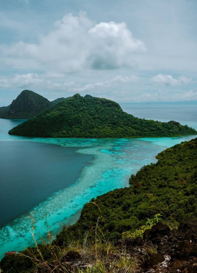 Vista do Mirante Bohey Dulang em Semporna, Bornéu. Maravilhosas águas azuis e paragens para passeios de ilha em ilha.