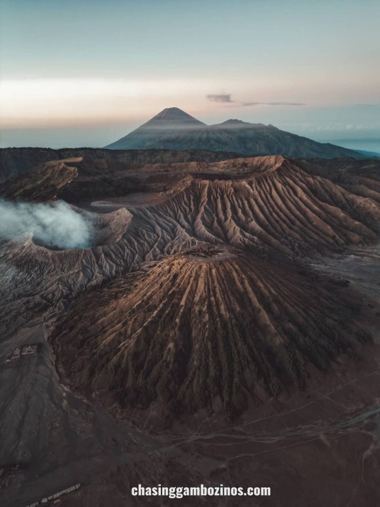 Parque Nacional Bromo Tengger Semeru visto do miradouro ao nascer do sol, antes da caminhada até ao Monte Bromo.