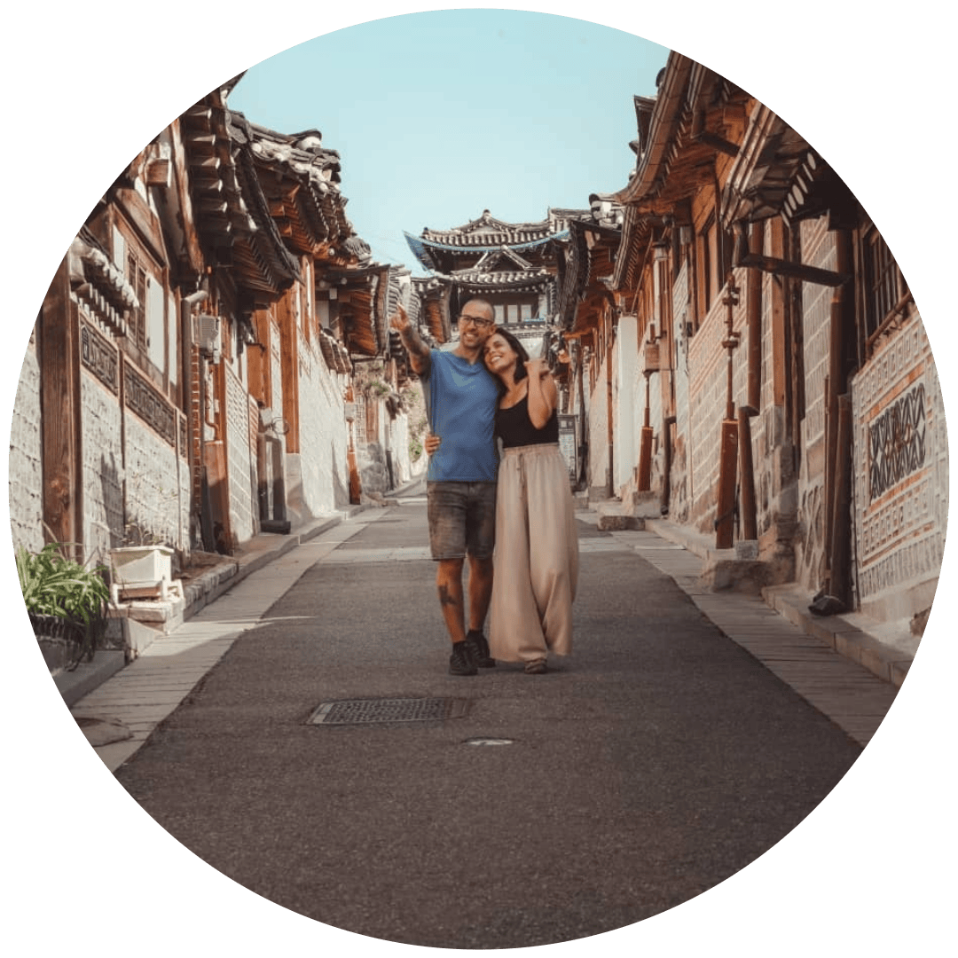 Casal a caminhar pela Vila Hanok de Bukchon, em Seul, Coreia do Sul.