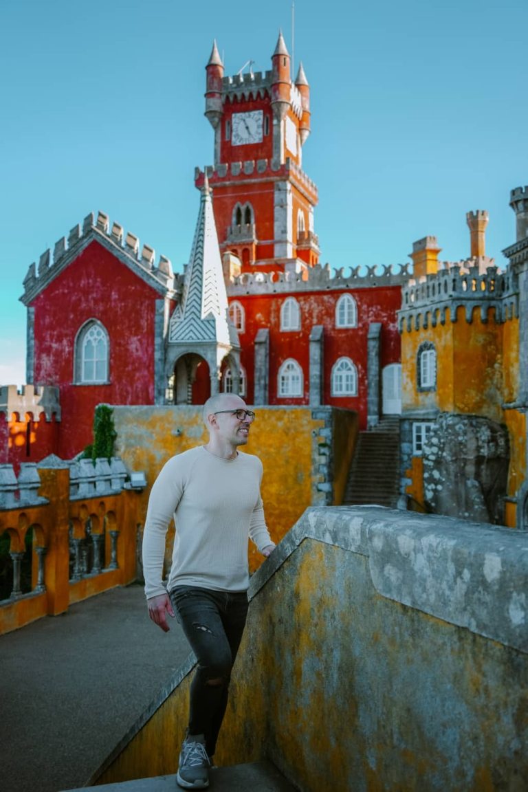 Homem de visita ao Palácio da Pena em Sintra, Portugal.