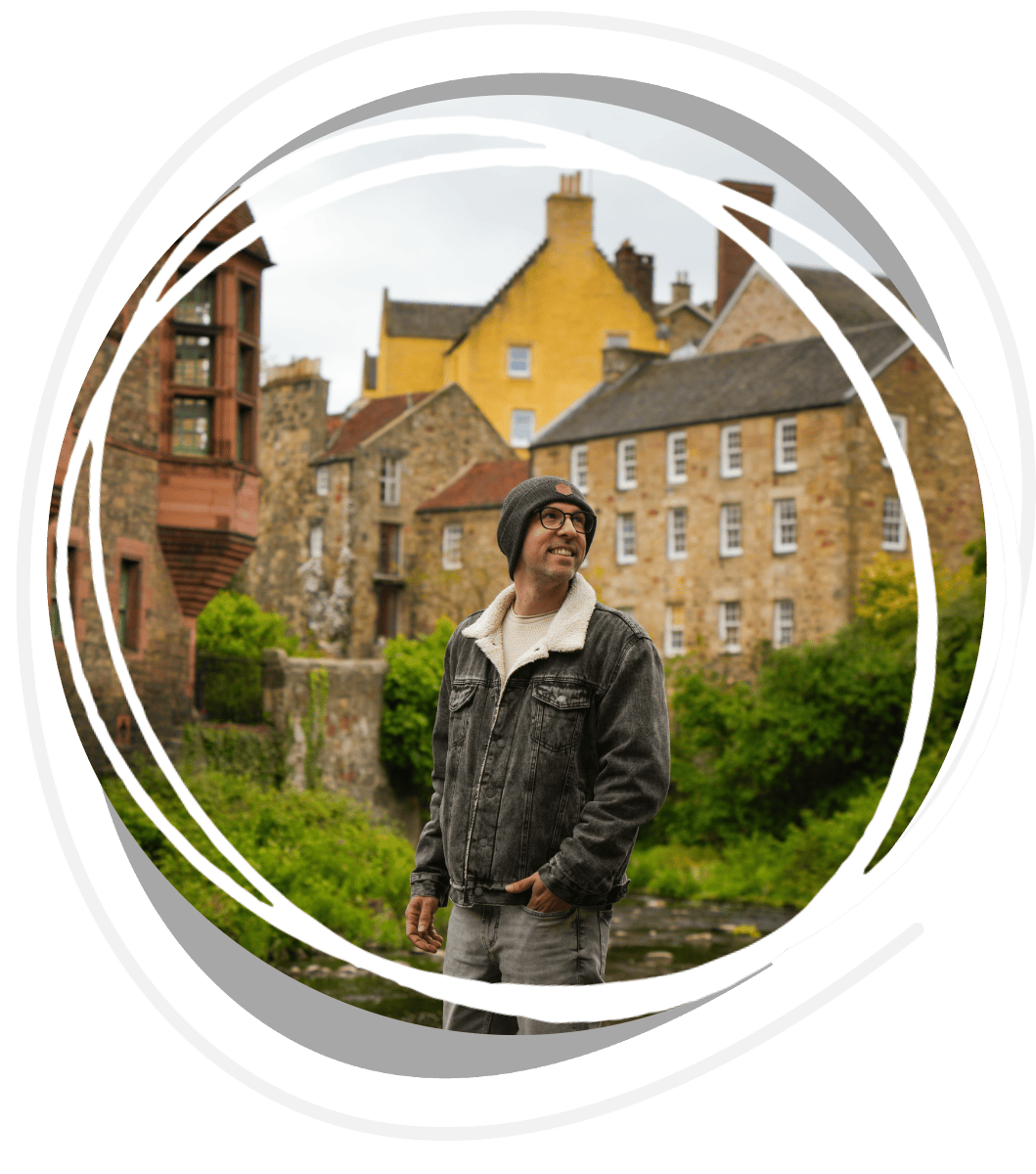 Portada del blog de viajes sobre Escocia, de Chasing Gambozinos, con un hombre en Dean Village, Edimburgo.