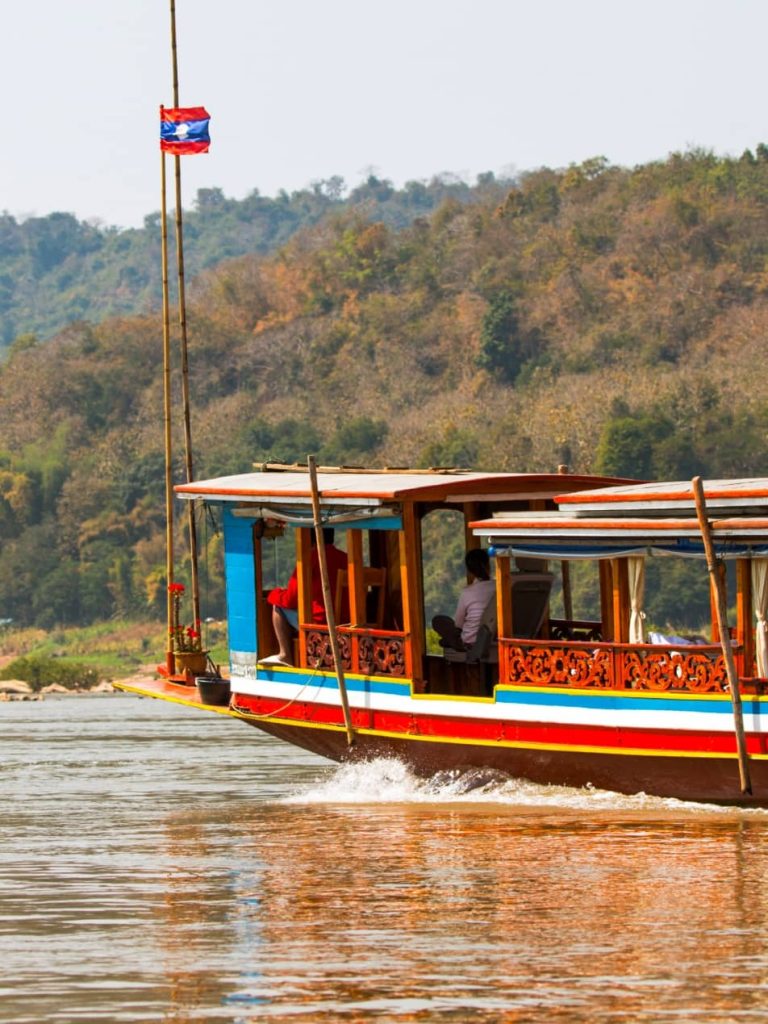 Barco lento para Luang Prabang, durante a sua viagem da Tailândia para o Laos.