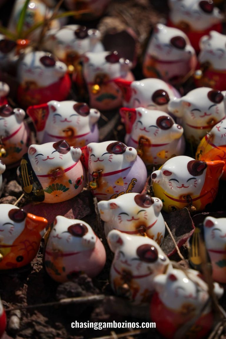 Pequenos gatos de porcelana no Cat Shrine de Koh Mak.
