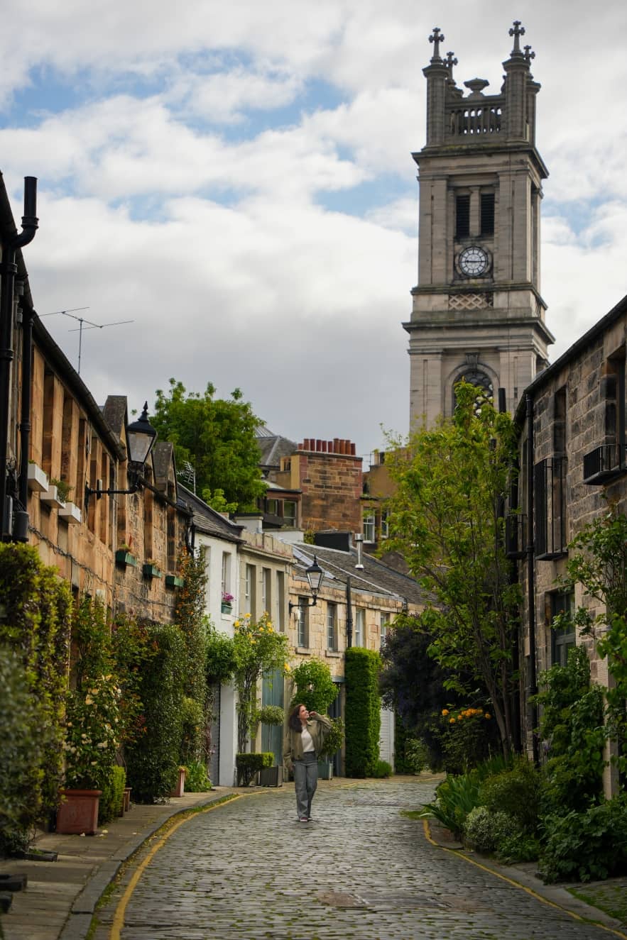 Portada del blog de viajes “Qué ver en Edimburgo en 3 días”, de Chasing Gambozinos, con una mujer paseando por Circus Lane en Edimburgo.
