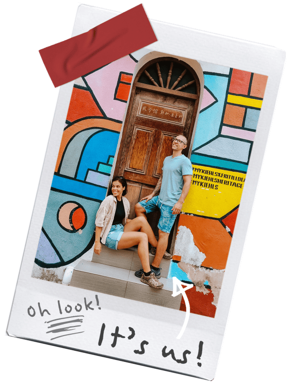 Fotografia ao estilo Polaroid do casal por detrás do blogue de viagens Chasing Gambozinos, em Malaca, na Malásia.