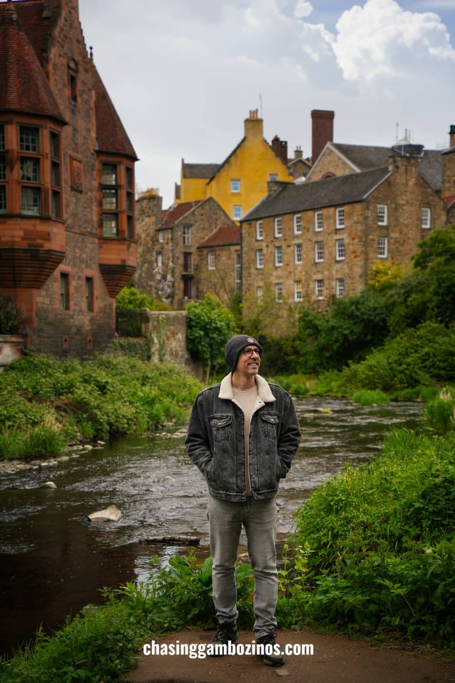 Homem a sorrir com Dean Village em pano de fundo.