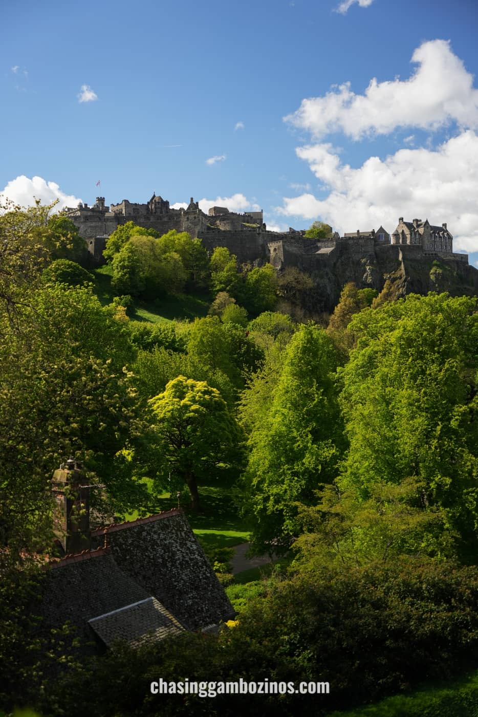 Castelo de Edimburgo visto dos Princes Street Gardens.