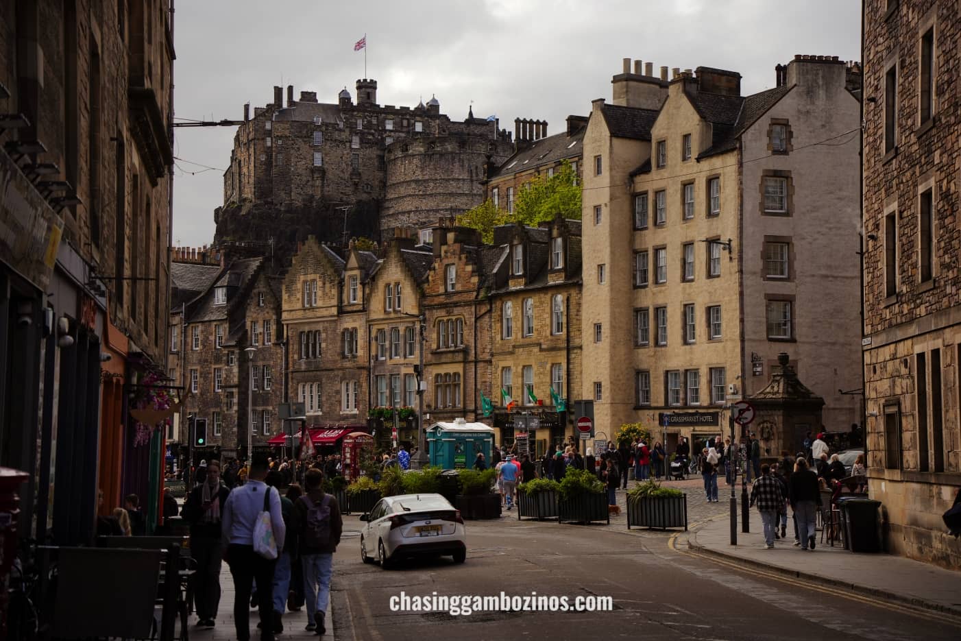 Grassmarket Square durante o dia, com pessoas a aproveitar a caminho dos pubs.
