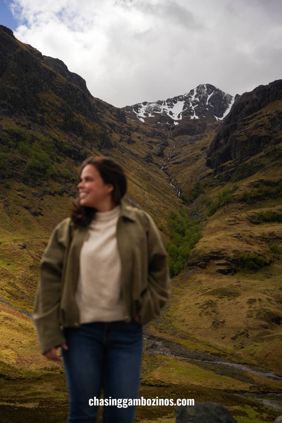Mulher a visitar Glencoe, nas Highlands escocesas.