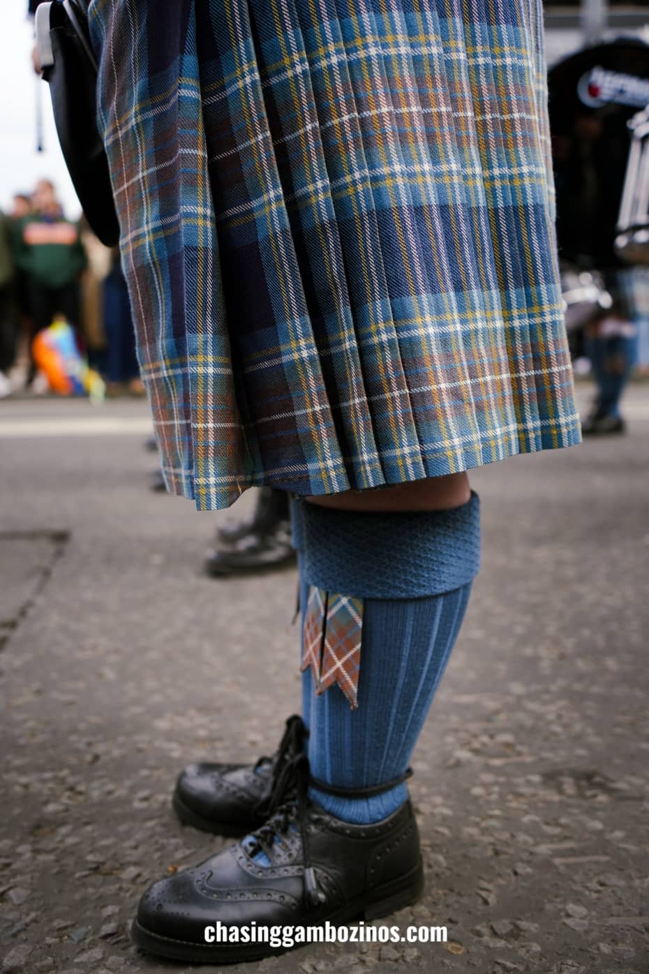 Plano de um kilt tradicional escocês em tartan e respetivos sapatos.