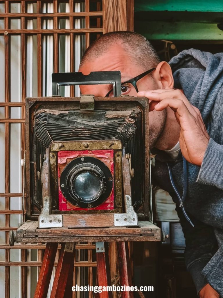 man with old camara in Dae-o Bookstore.