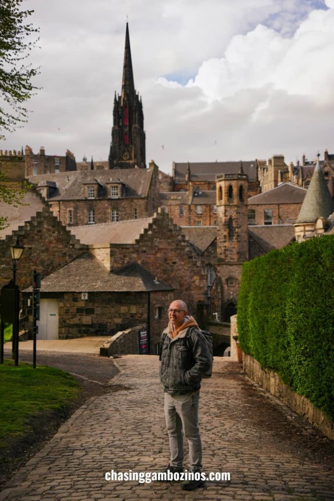 Homem a explorar a Old Town.