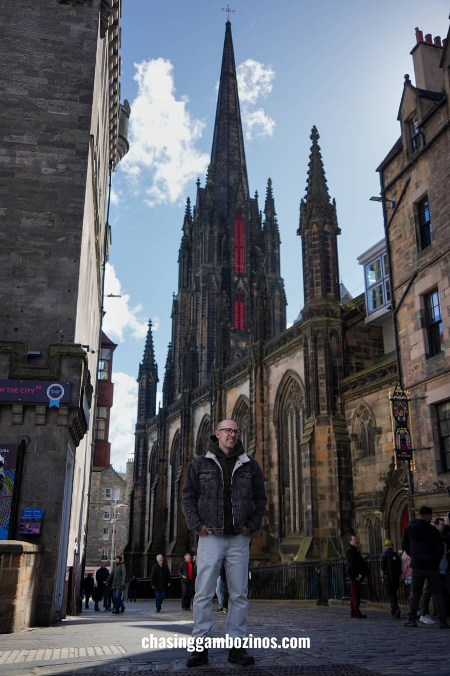 Homem a explorar a Old Town de Edimburgo, na Escócia.