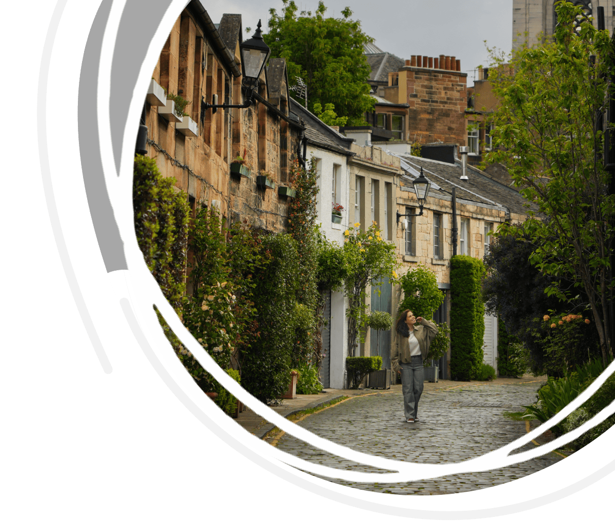 Capa do guia de viagem “O Que Fazer em Edimburgo em 3 Dias”, dos Chasing Gambozinos, com uma mulher a caminhar por Circus Lane, em Edimburgo.
