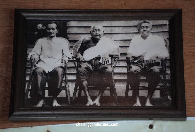 Fotografia de três homens idosos do Museu de Koh Mak.