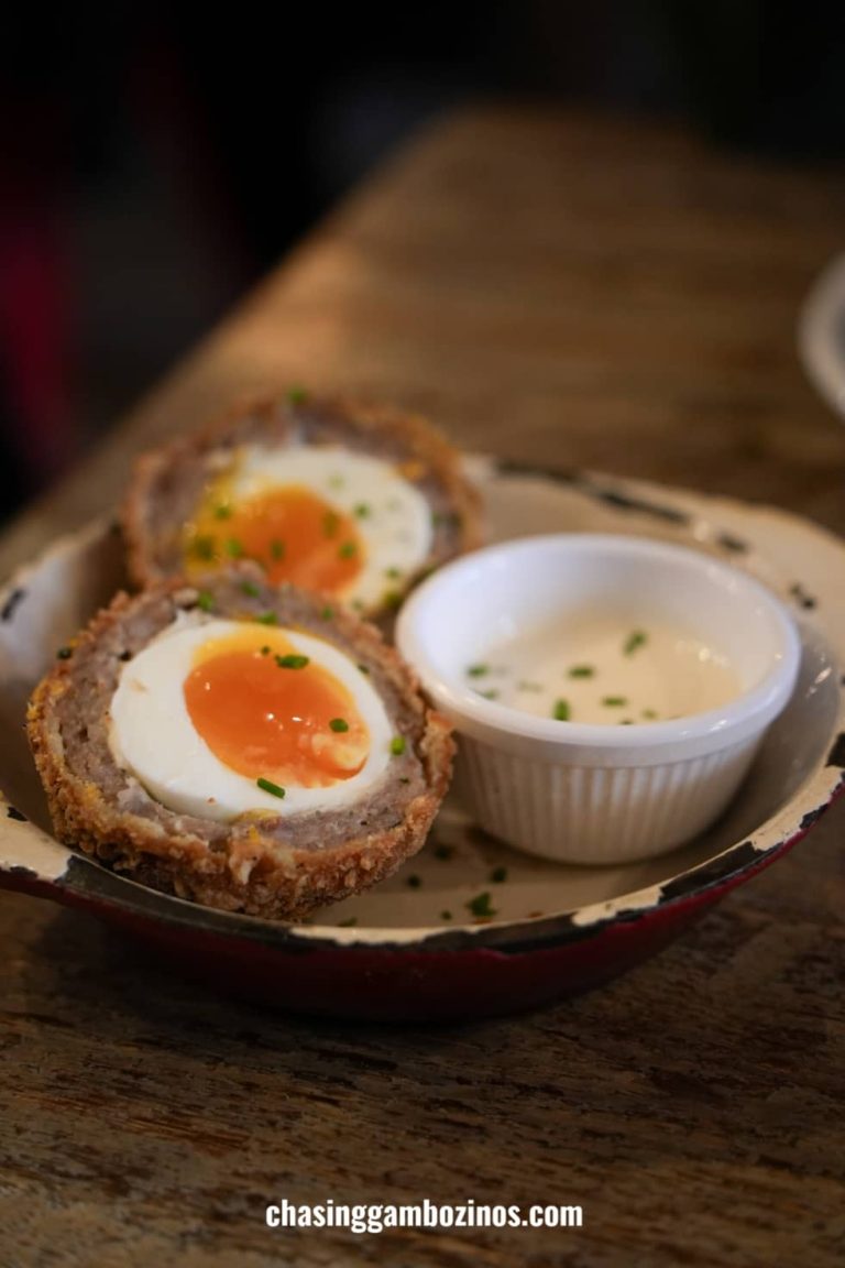 Um tradicional Scotch Egg.