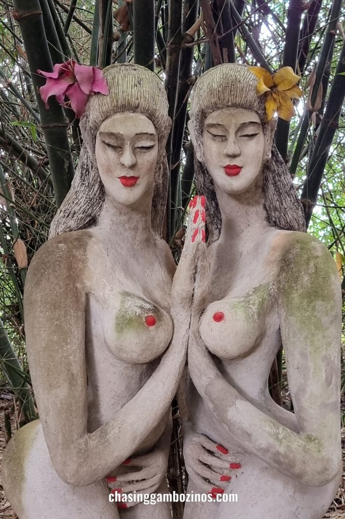 Estátua no Somchai's Love Garden, de duas mulheres.