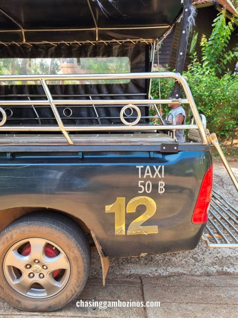 Lateral de um songthaew, mostrando o preço da viagem em Koh Mak.