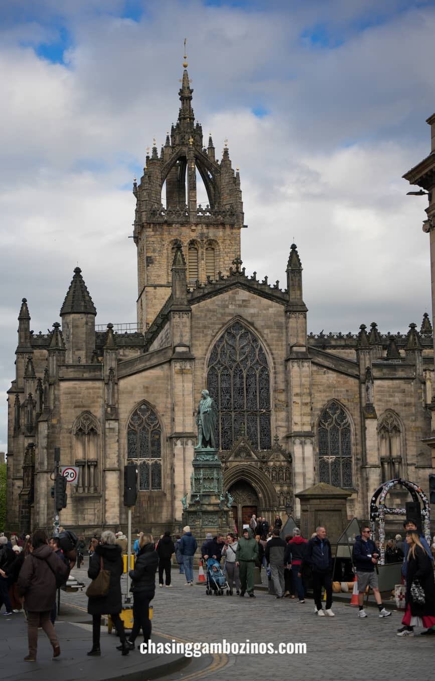 Catedral de St. Giles, localizada no centro da Royal Mile, em Edimburgo.