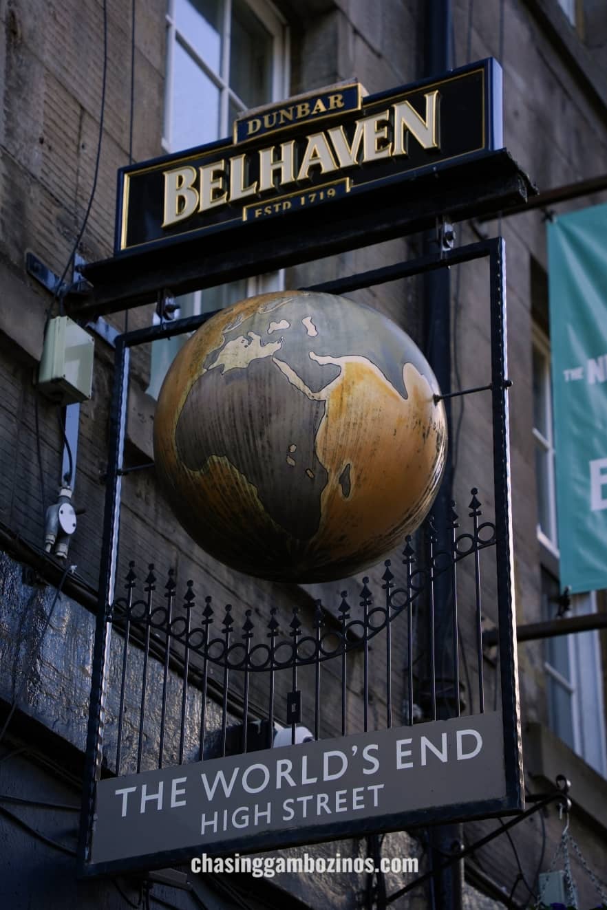 Letreiro do pub The World’s End, uma paragem obrigatória num roteiro de Edimburgo.