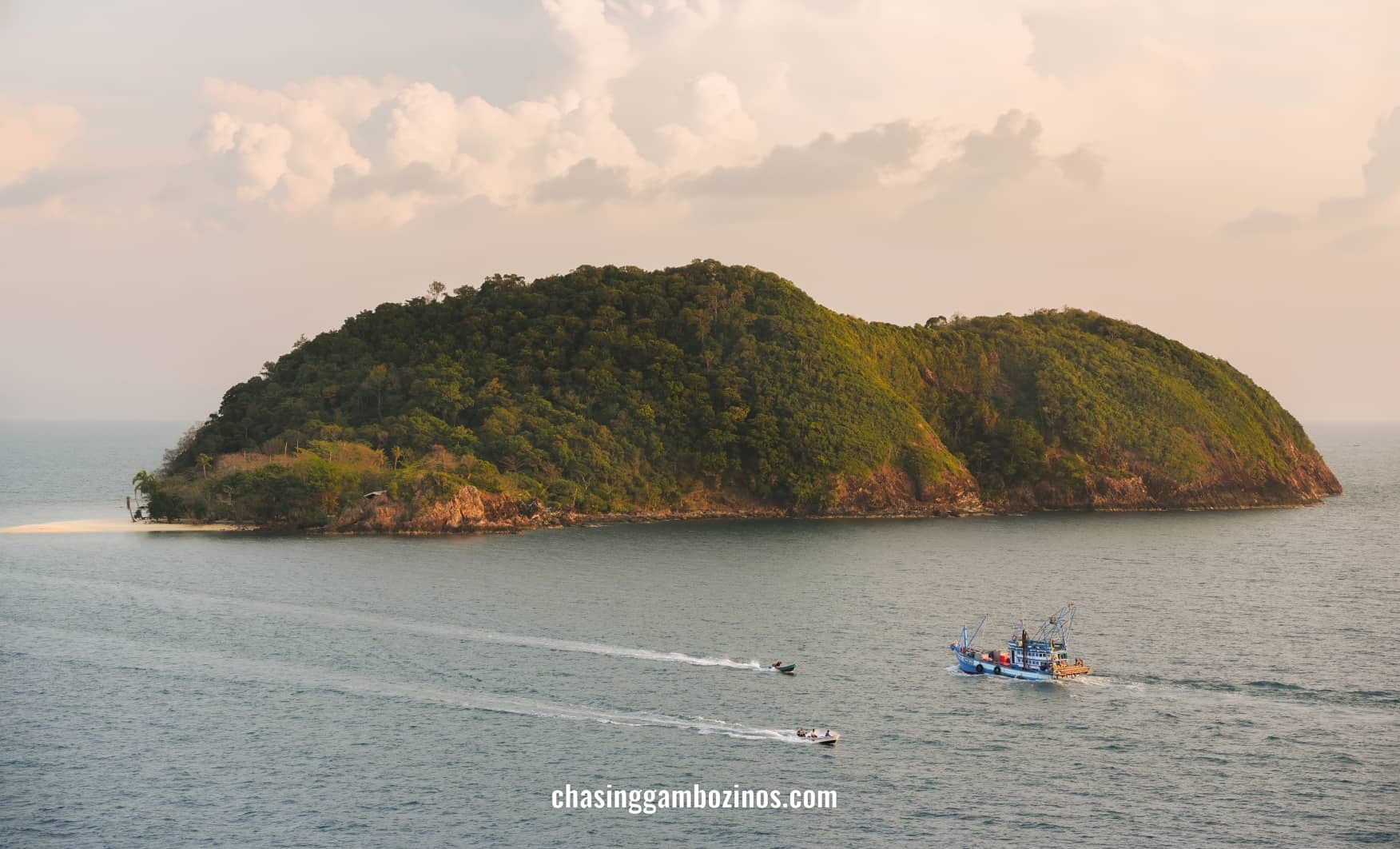 Vista de Koh Raying, a partir do Tukata Cape, mesmo no limite do mapa de Koh Mak.