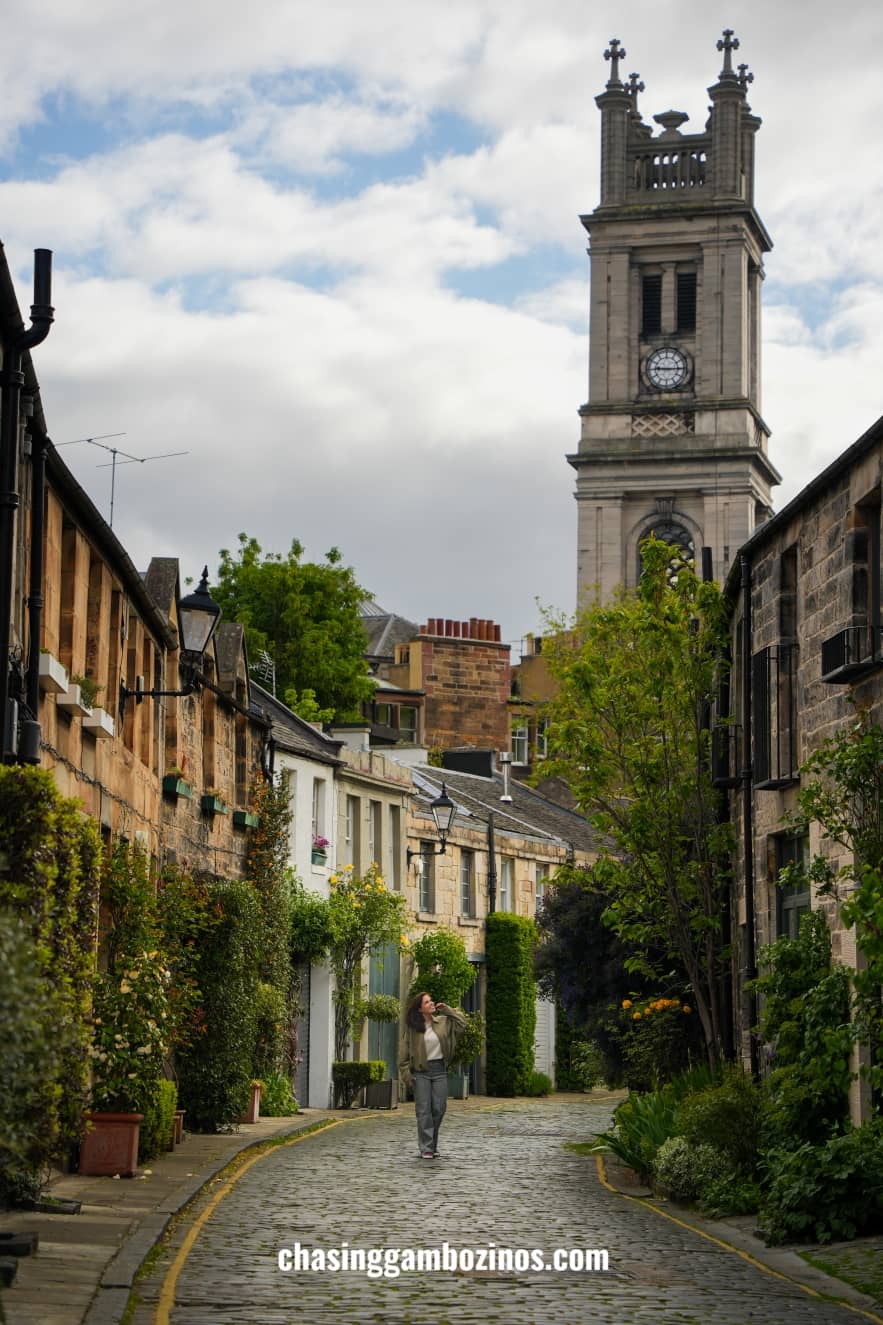 Mulher a explorar a Circus Lane, em Stockbridge, uma excelente adição a um itinerário de Edimburgo.