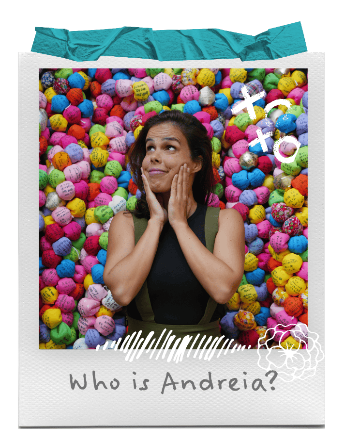 Andreia, a escritora do blogue de viagens Chasing Gambozinos, a sorrir em frente a um fundo colorido.