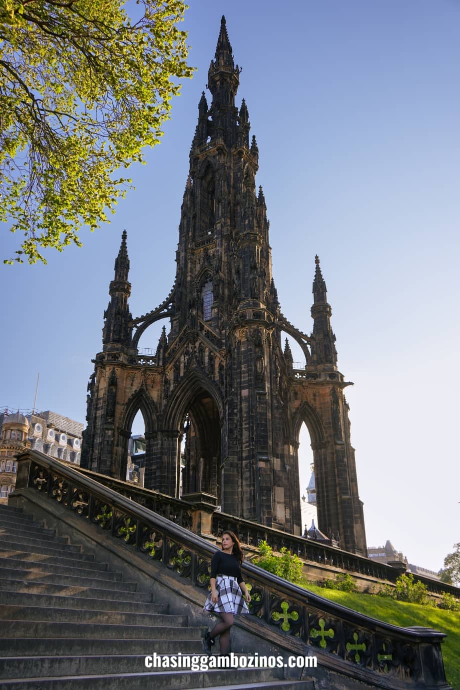 Mulher a descer as escadas junto ao Scott Monument, em Edimburgo.